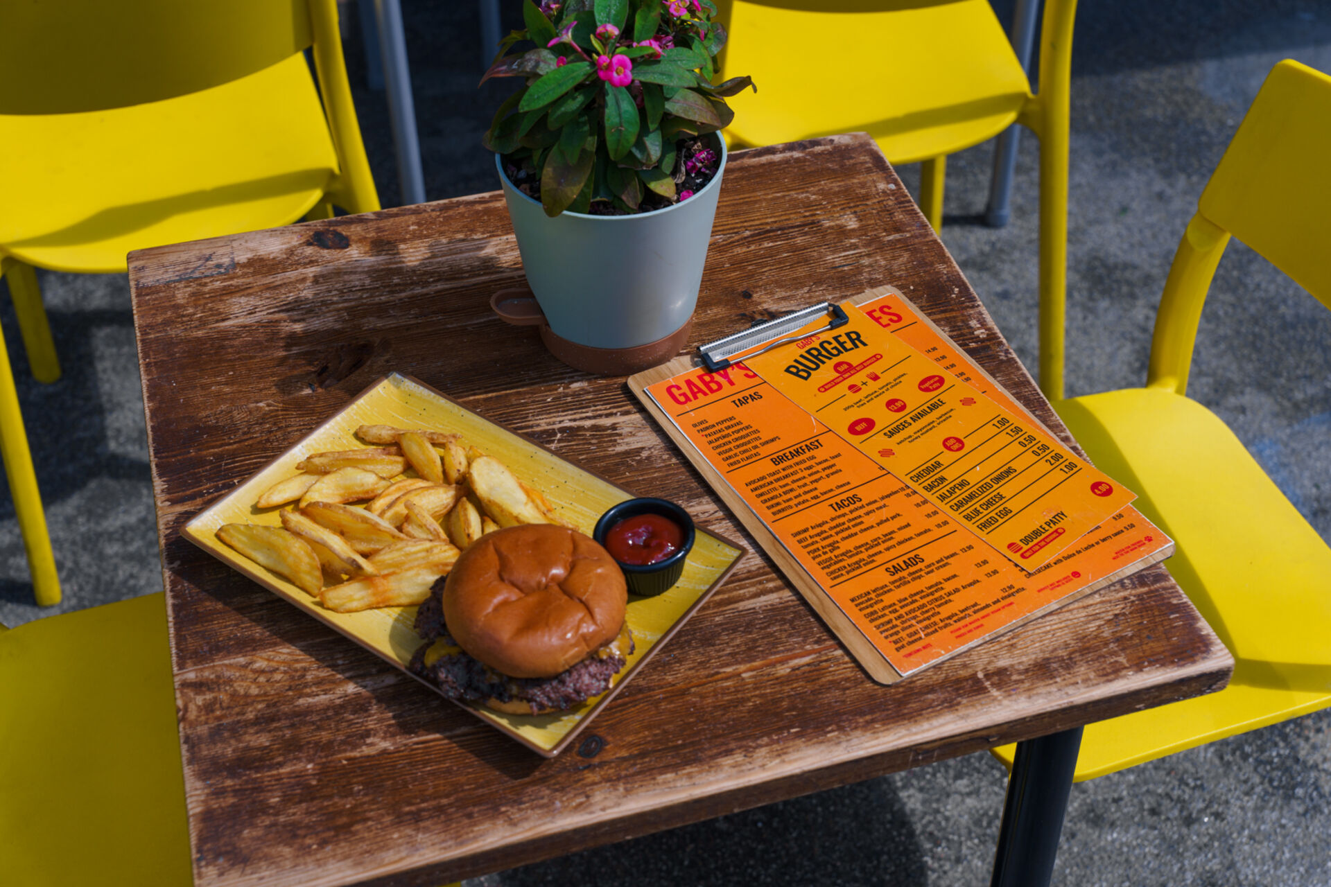 Gaby-s-Sitges-Smash-Burger-y-patatas-fritas-lo-clasico-nunca-falla-jpg